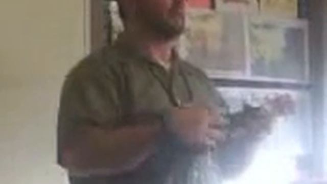 Big guy with his little guitar смотреть онлайн