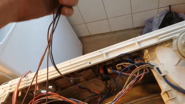 Итальянский идиотизм indesit w105t слепили из того что было, отработала 18 лет. смотреть онлайн