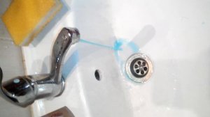 Голубая вода идёт из крана