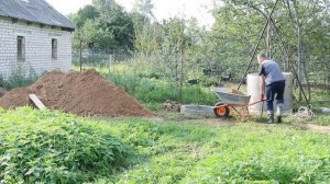 Стройка продолжается и обзор нашего хозяйства. Зарыли пять колец на новом участке и дали клички