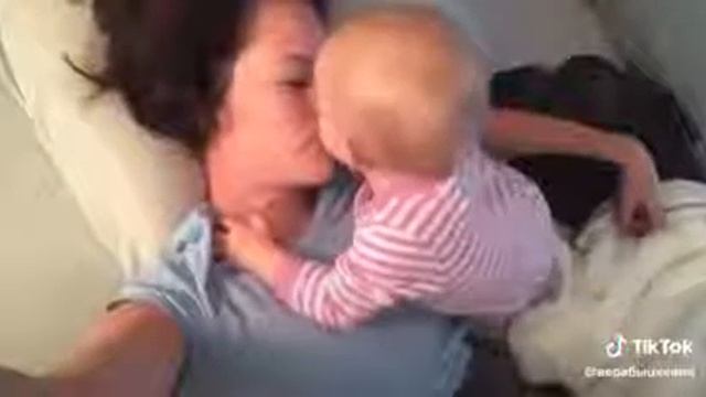 Мама с ребенком прикол ржачь сон смотреть онлайн