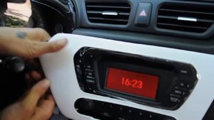 Снятие козырька и рамки магнитолы на Kia Rio.