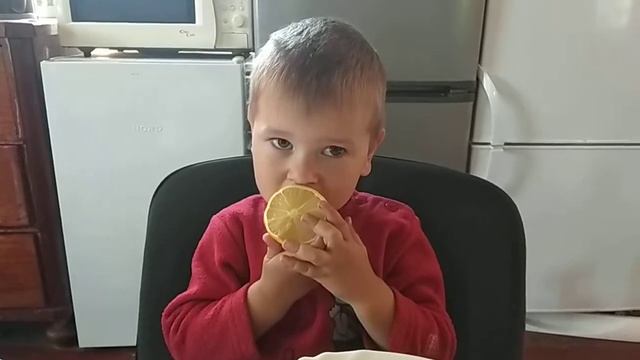Ребенок кайфует от лимона.) смотреть онлайн