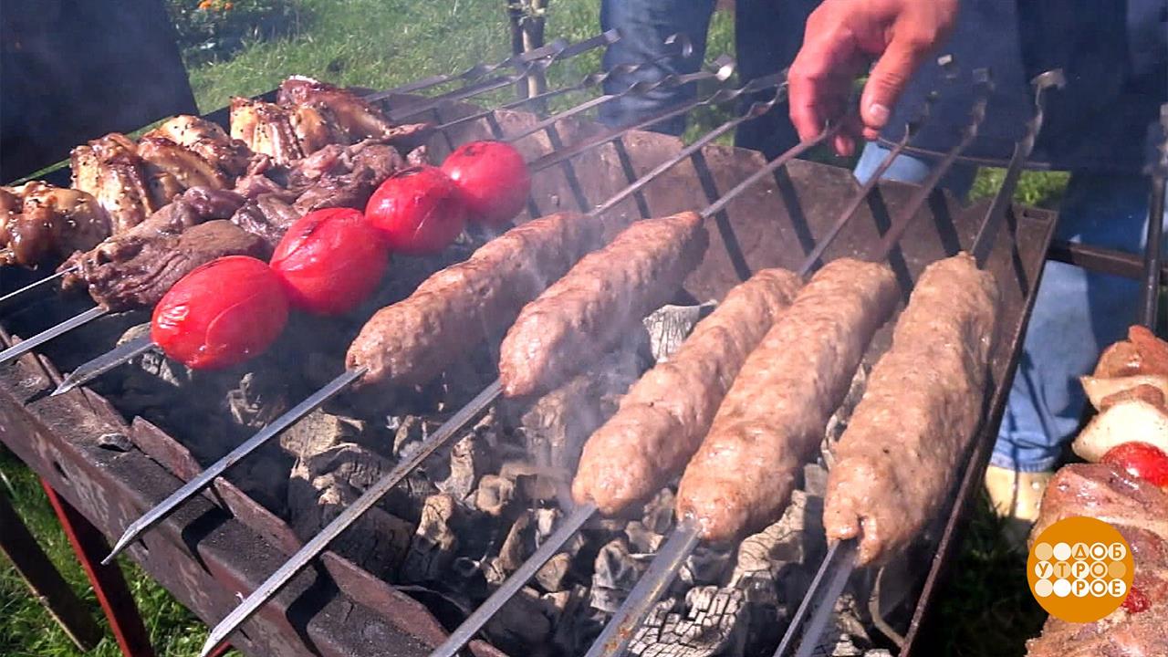 Где пожарить шашлык в оренбурге. Шашлык на мангале. Правильный мангал. Жарим шашлык. Добрый мангал Евпатория.