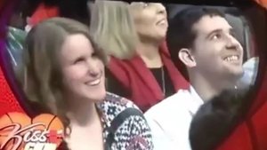 Парень не понял, почему к нему столько внимания.
