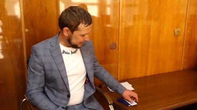 32-летний бишкекчанин впервые получил паспорт после обращения к главе ГКНБ