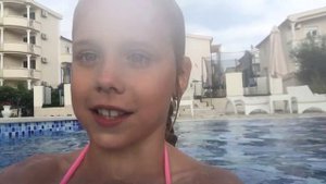 Купаюсь в бассейне с водонепроницаемым чехлом