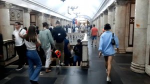 КОЛЬЦЕВАЯ Станция метро Павелецкая в Москве обзор зала метрополитена, эскалатор на выход в город