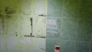 Плитка отпала пластом.  Упала плитка со стены вместе с клеем.  Ремонт.