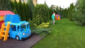 Санта разносит ПОДАРКИ на Рождество и ТАНЦУЕТ в машине Dancing Car Ride | Илья и Картонка