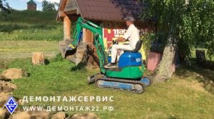 Мини-экскаватор проводит земляные работы