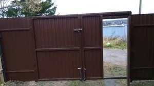 Ворота распашные из турбы 40*60 и профлиста с8 с встроенной калиткой