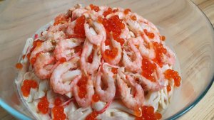 Салат с креветками кальмаром и красной икрой. "Морская нежность". Рецепт салата с морепродуктами.