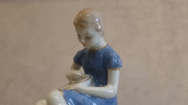 Статуэтки СССР. Вышивальщица Гжель. Советский фарфор