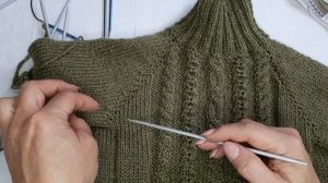 Свитер на 2 года. Золотая оливка. Реглан сверху, с ростком и узором по переду.