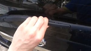 Видео: Как поднять и опустить задний дворник в Ниссан Х-Трейл?