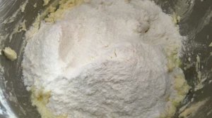 Перевернутый пирог с карамелизированными сливами