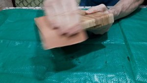 Обработка торцевой разделочной доски минеральным маслом