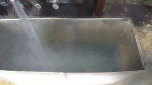 Кипит жидкий кислород. Он нежно голубого цвета. Температура -183°С.