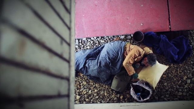 Девушка сделала фото с БОМЖОМ и разместила в ФЕЙСБУК... Вскоре эта история облетела весь МИР... смотреть онлайн