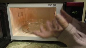 Как легко и быстро вымыть микроволновку