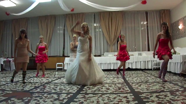Танец подружек невесты на свадьбе. Танец на свадьбу от подружек. Танец подружек невесты на свадьбе прикольные. Подружки невесты на армянской свадьбе танцует.