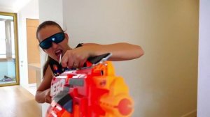 NERF WAR - Creepy Hand Attacks НЕРФ ВОЙНА- Гигантская Рука Атакует