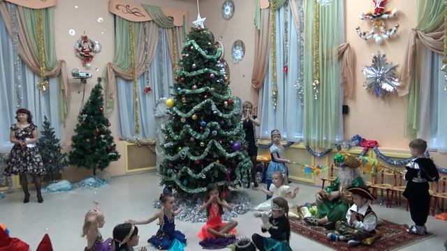 Утренник (вариант 2) 2016 в группе "Вишенки" садик "Росинка" г. Хабаровск 29.12.2016 смотреть онлайн