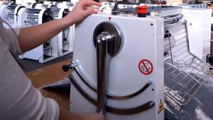 Как работает тестораскаточная машина WLBake DST 500 SM