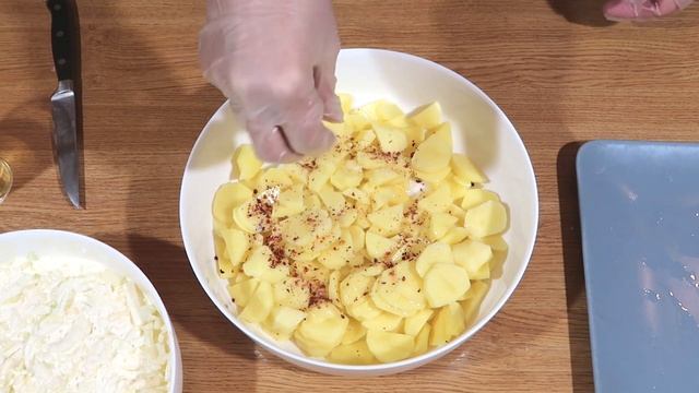 Мясо по-французски с картошкой в духовке.