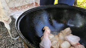 ОРИГИНАЛЬНОЕ ЖАРКОЕ ИЗ СВИНИНЫ С КУРИЦЕЙ В КАЗАНЕ НА КОСТРЕ