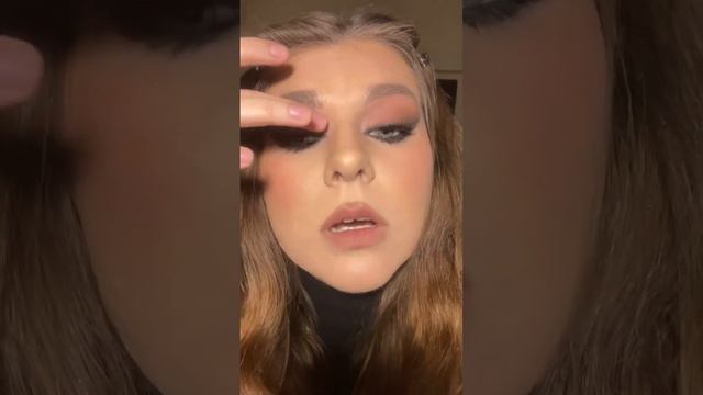 ДОБАВЛЮ БЛЕСТКИ НА МАТОВЫЕ ТЕНИ⚡️ какой вариант нравится больше? #makeuptutorial #макияж #визажист