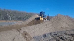 Бульдозер SHANTUI SD16 перемещение песка в дорожке