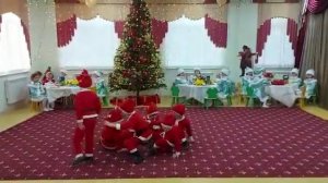 Новогодний танец мальчиков .