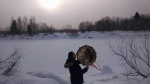 Олег Косьмин. Игра на шаманском бубне посреди леса.