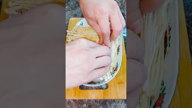 Как приготовить грибы "Эноки"
Телеграмм Канал: https://t.me/ProooEdy