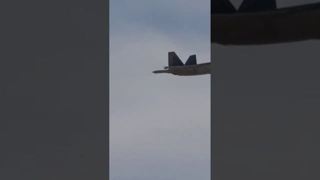 F-22 chase a F-16 Aggressor! смотреть онлайн