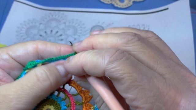 1. " В саду"- это начало роскошной, необычной вязанной салфетки в технике сцепного кружева. смотреть онлайн