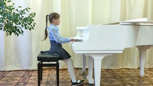 В. Ходош «Токкатина», Й. Гайдн соната F dur, 1 часть, Hob XVI 23. Венева Эльвира 7 лет.