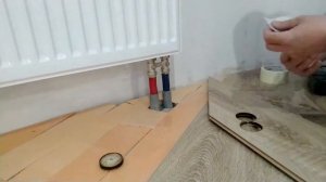 Правильный обход труб при укладке ламината