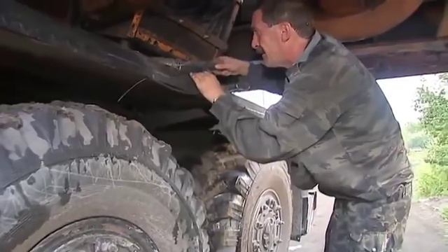 Дядя Вова ремонтирует кран