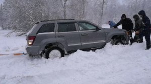 Разворачиваем Jeep в сугробе