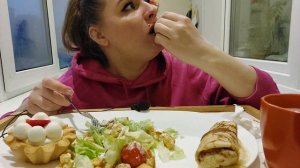 Мукбанг завтрак| Салат цезарь, блины с сёмгой, пирожное корзинка и кофе #мукбанг