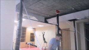 как научиться подъём двумя в зацеп за головой?! обучалка на данный элемент!