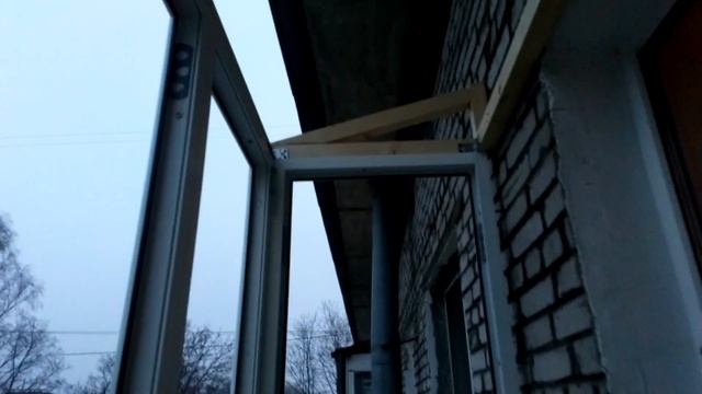 Крыша над балконом.