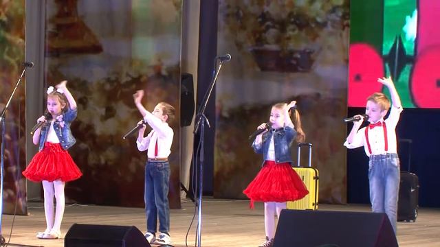 «Мы едем, едем, едем…» исполняет вокальный коллектив «Позитив», руководитель А Гомодина смотреть онлайн