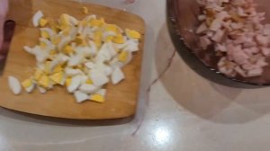 Вкусный САЛАТ с копченой курицей, помидорами и сыром!
