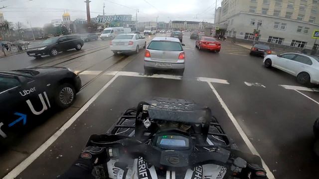 За квадроциклистом с маяками ДПС. По городу на квадроцикле. смотреть онлайн