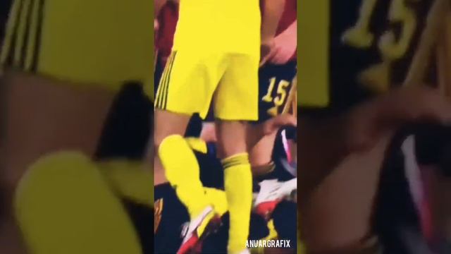 Zlatan Ibrahimovic brutal shoulder barged at Cesar Azpilicueta