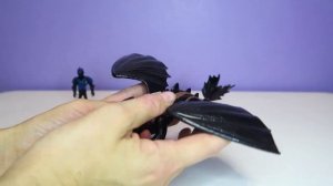 Игровой набор фигурок "Ночная Фурия Беззубик с оружием и Иккинг"